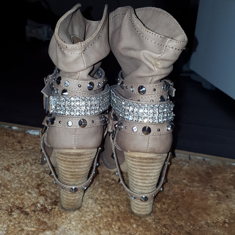 Boots - Picture 2 of 4
